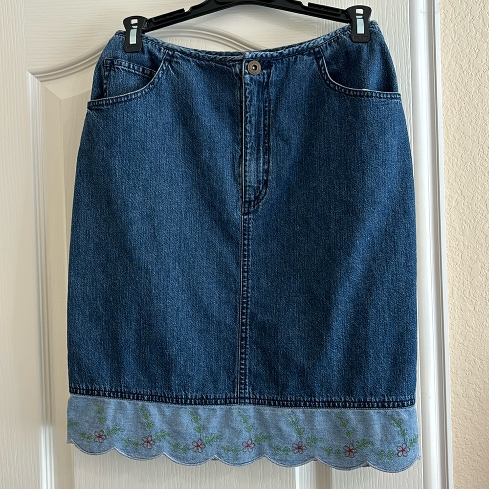 Sz 6. Lightweight denim. 100%cotton.